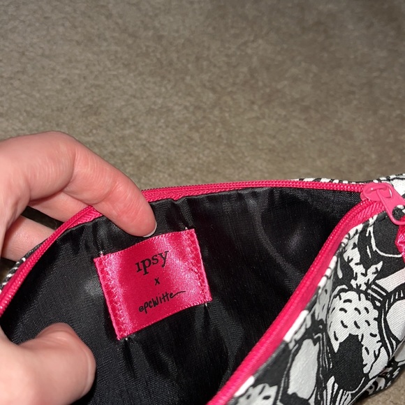 IPSY BAG MAKEUP COSMETIC BLACK WHITE PINK COLOR YOURSELF - Picture 4 of 5